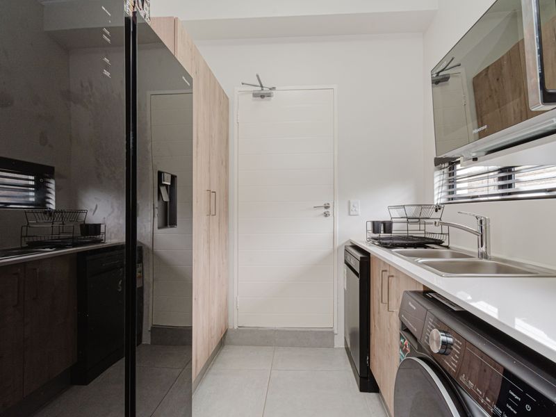 Three Bedroom Ultra Modern Beautiful Home Fully Furnished - Photo 5