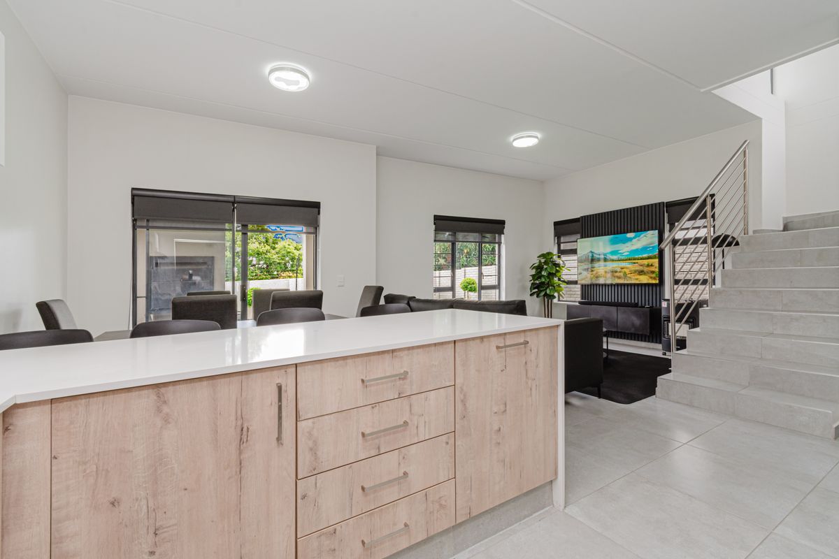 Three Bedroom Ultra Modern Beautiful Home Fully Furnished - Photo 4