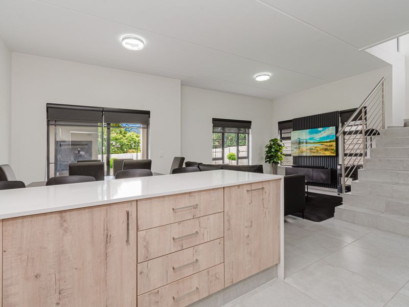 Three Bedroom Ultra Modern Beautiful Home Fully Furnished - Photo 4