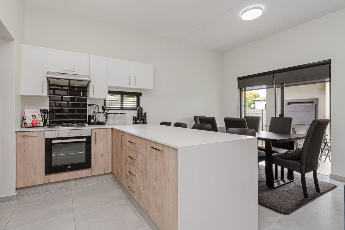 Three Bedroom Ultra Modern Beautiful Home Fully Furnished - Photo 2