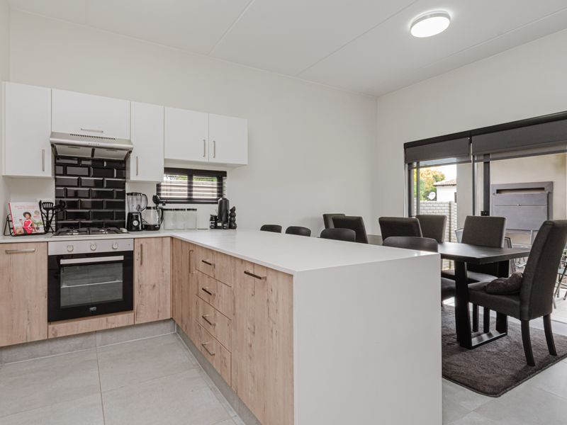 Three Bedroom Ultra Modern Beautiful Home Fully Furnished - Photo 2