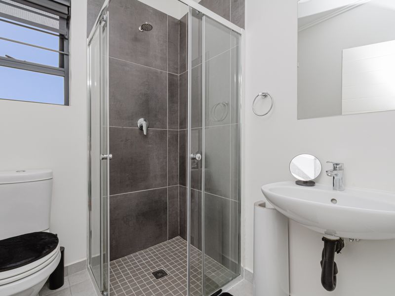 Three Bedroom Ultra Modern Beautiful Home Fully Furnished - Photo 10