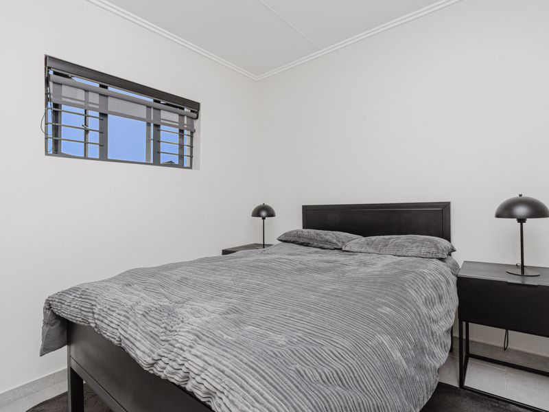 Three Bedroom Ultra Modern Beautiful Home Fully Furnished - Photo 9