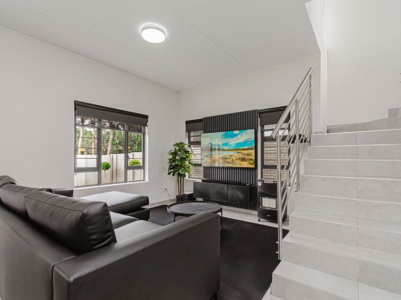 Three Bedroom Ultra Modern Beautiful Home Fully Furnished - Photo 8