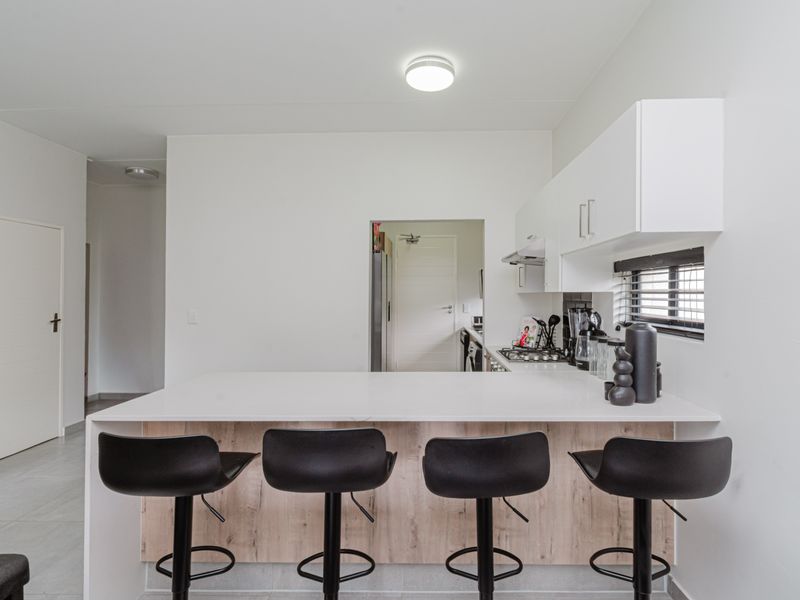 Three Bedroom Ultra Modern Beautiful Home Fully Furnished - Photo 6