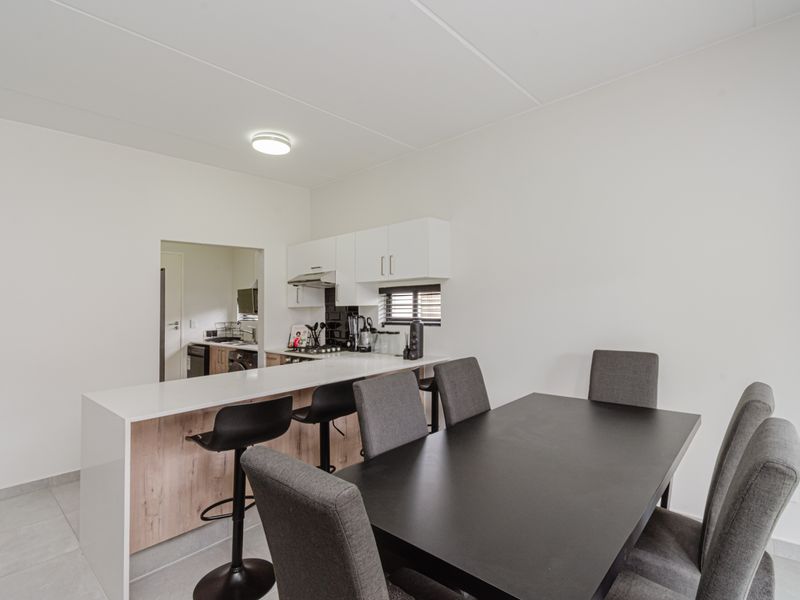 Three Bedroom Ultra Modern Beautiful Home Fully Furnished - Photo 7