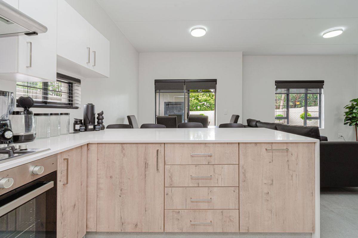 Three Bedroom Ultra Modern Beautiful Home Fully Furnished - Photo 3