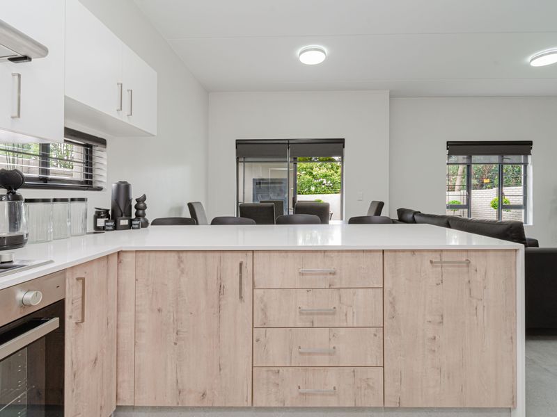 Three Bedroom Ultra Modern Beautiful Home Fully Furnished - Photo 3