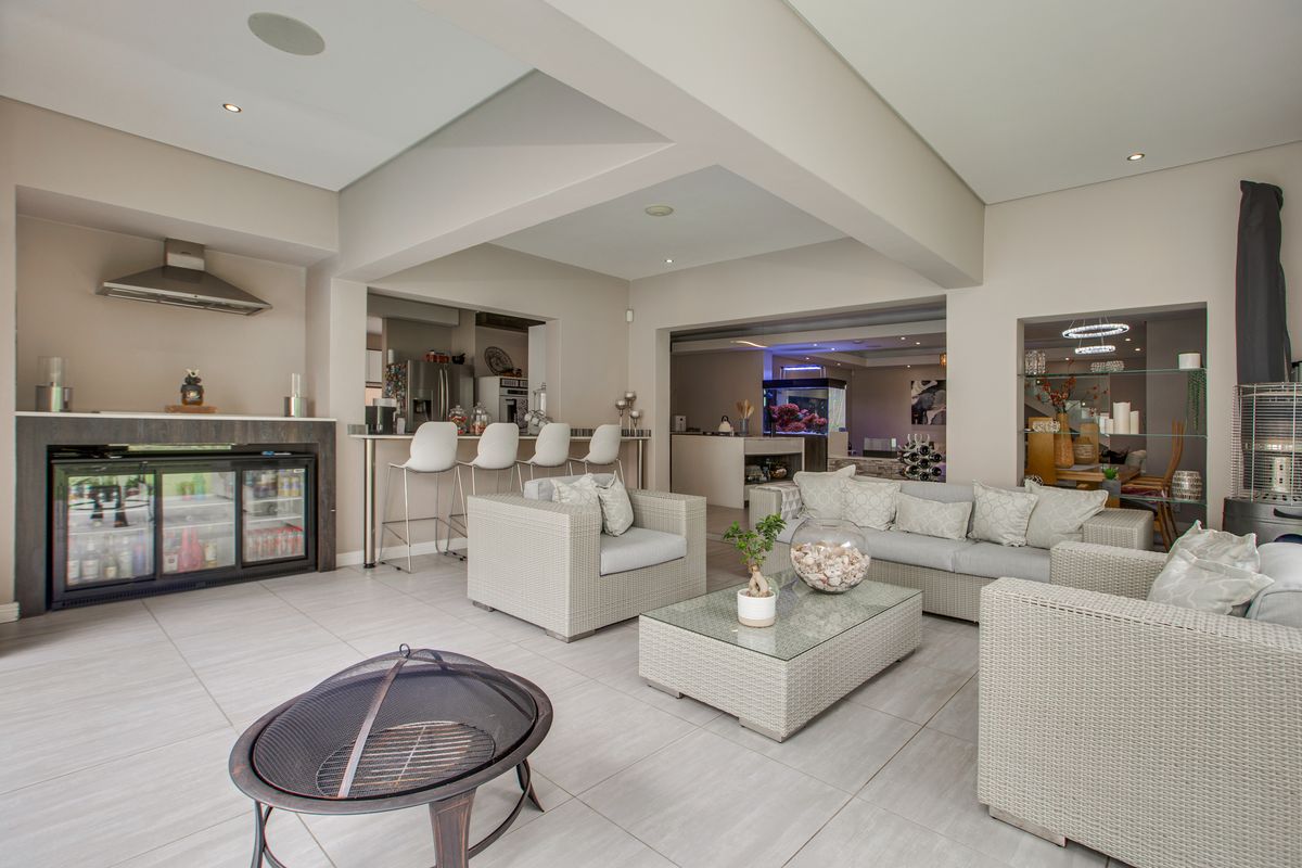 Luxurious Modern Living in the Heart of Bryanston East - Photo 3