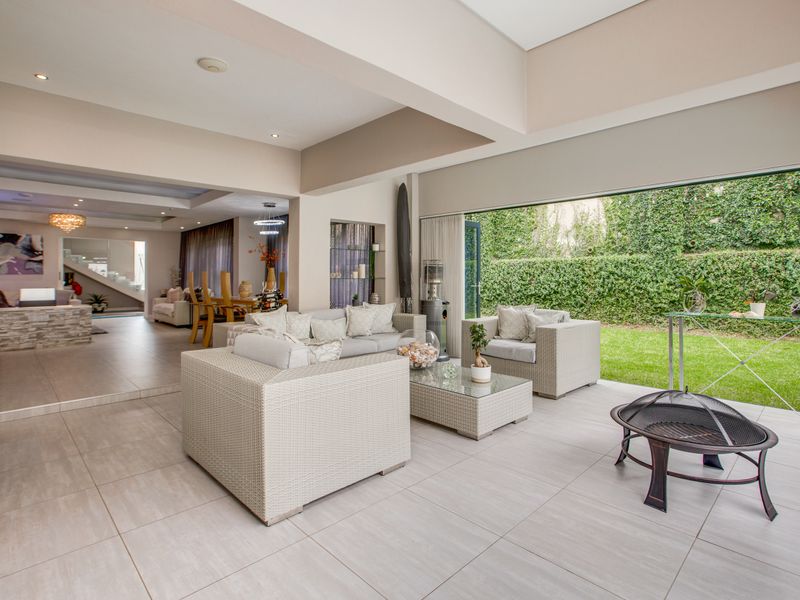 Luxurious Modern Living in the Heart of Bryanston East - Photo 5