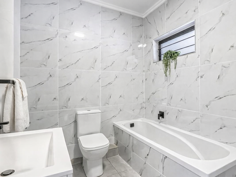 Ultra-Modern 2 Bed, 2 Bath Apartment to Rent in Key West Bryanston - Photo 8