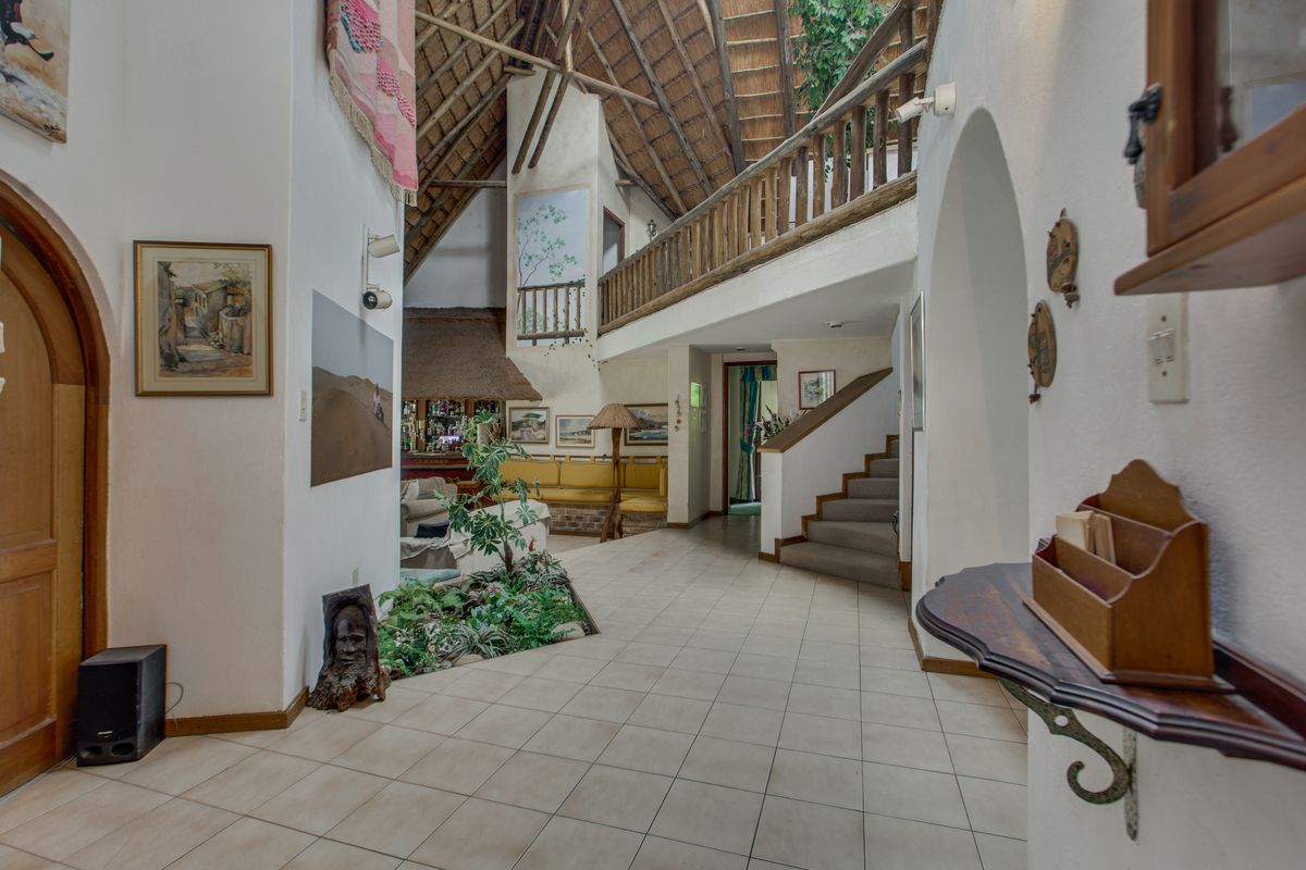 Private Bryanston Living on Exclusive Portman Road - Photo 3