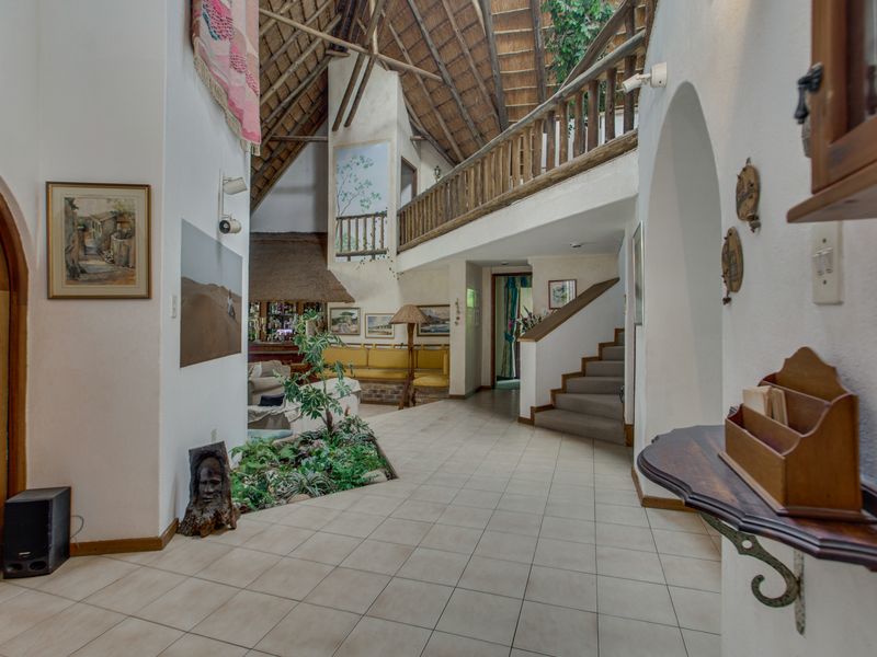 Private Bryanston Living on Exclusive Portman Road - Photo 3