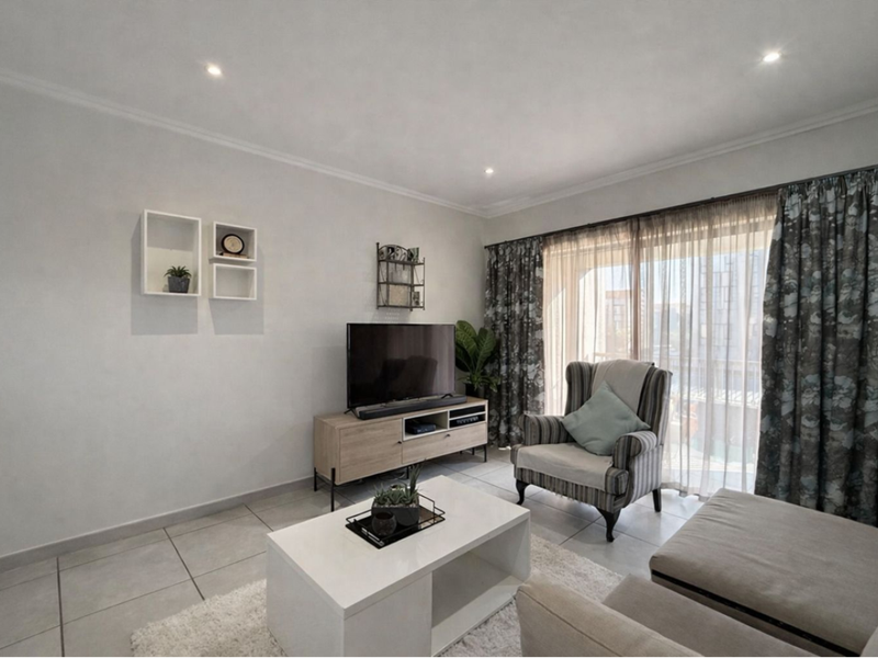 One Bedroom First Floor Modern Apartment - Photo 4