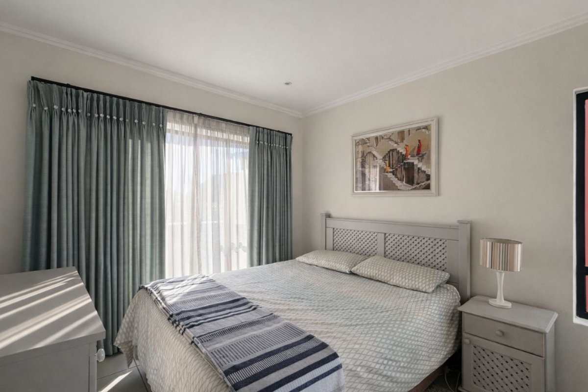 One Bedroom First Floor Modern Apartment - Photo 5