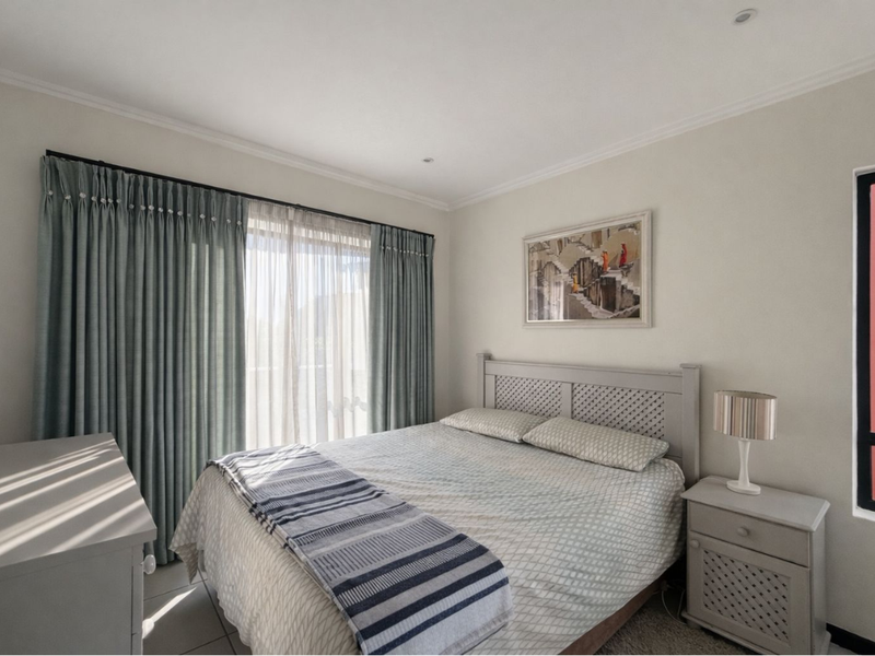 One Bedroom First Floor Modern Apartment - Photo 5