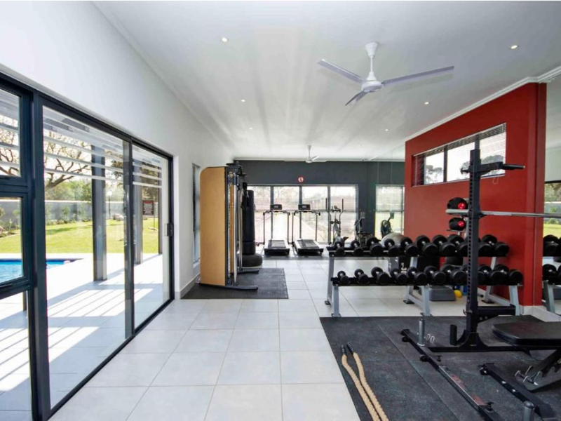 One Bedroom First Floor Modern Apartment - Photo 8