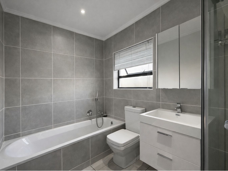 One Bedroom First Floor Modern Apartment - Photo 7