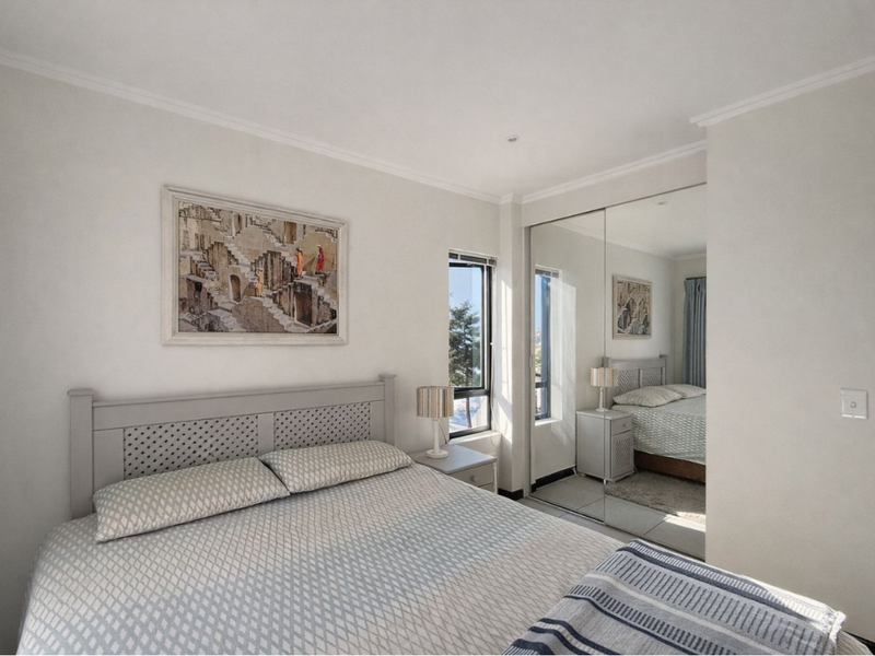 One Bedroom First Floor Modern Apartment - Photo 6