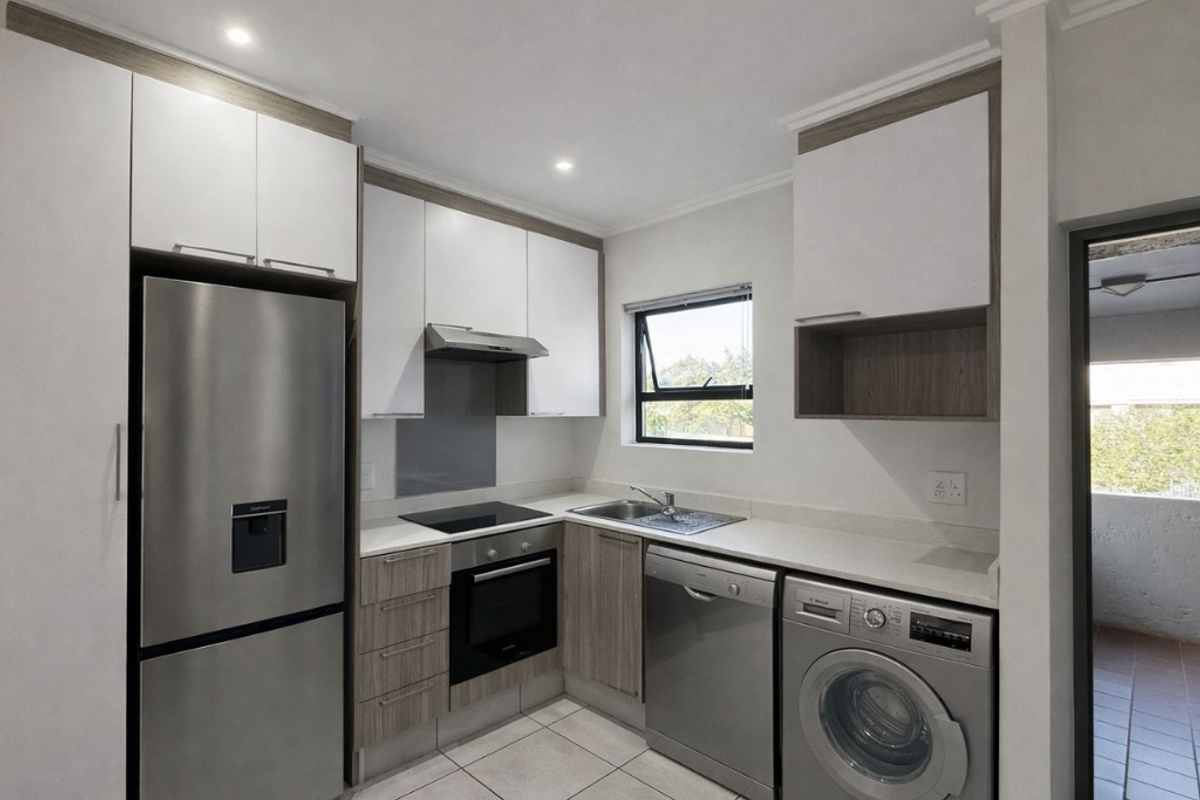 One Bedroom First Floor Modern Apartment - Photo 2