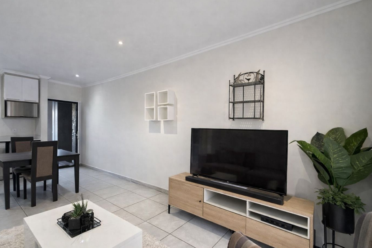 One Bedroom First Floor Modern Apartment - Photo 3