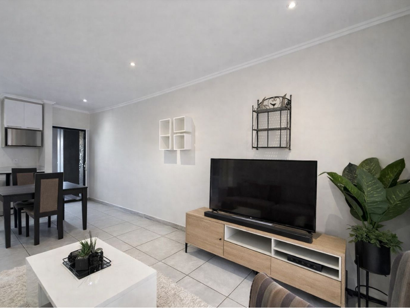 One Bedroom First Floor Modern Apartment - Photo 3