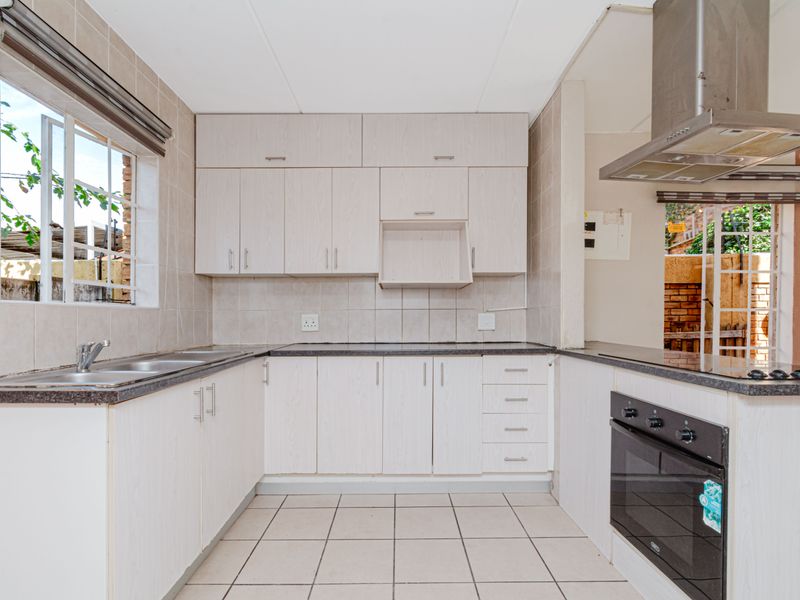 2 Bed 1 Bath Freestanding Cluster for Sale – North Riding - Photo 2