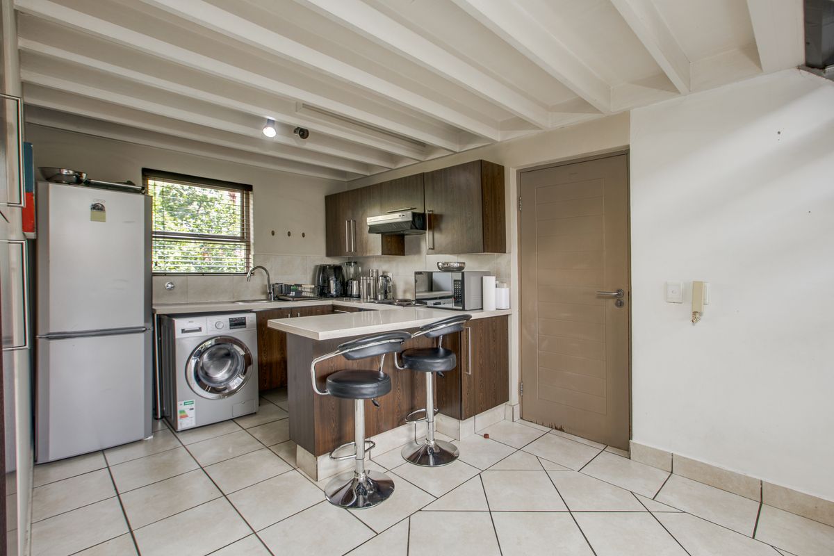 Modern 2 Bedroom Loft Apartment - Photo 2