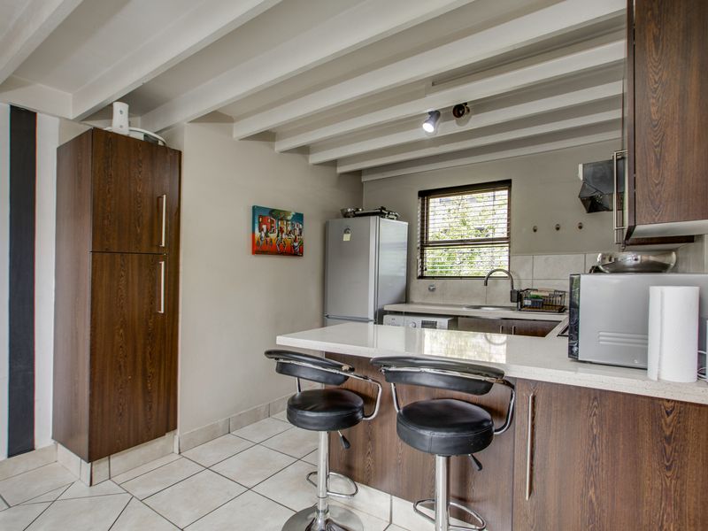 Modern 2 Bedroom Loft Apartment - Photo 6