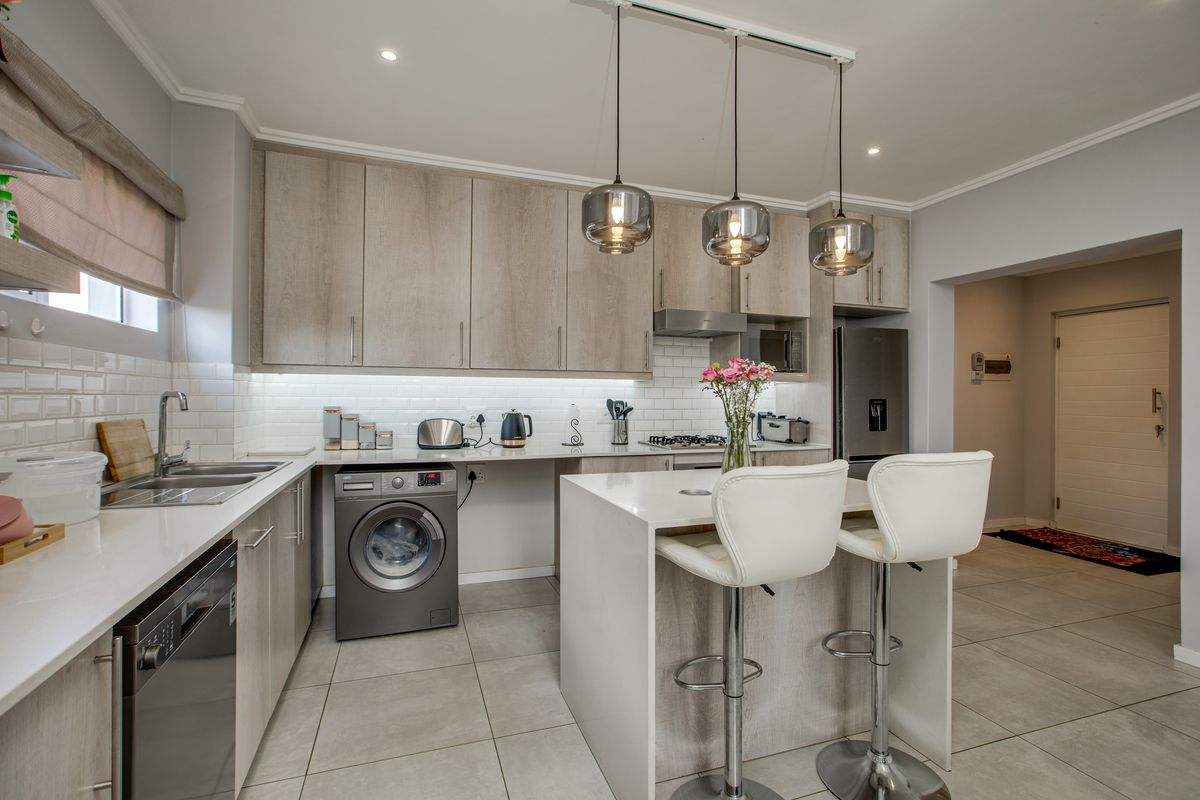 Exclusive Mandate | Modern 2 Bed En-Suite Loft Apartment in Morningside - Photo 5