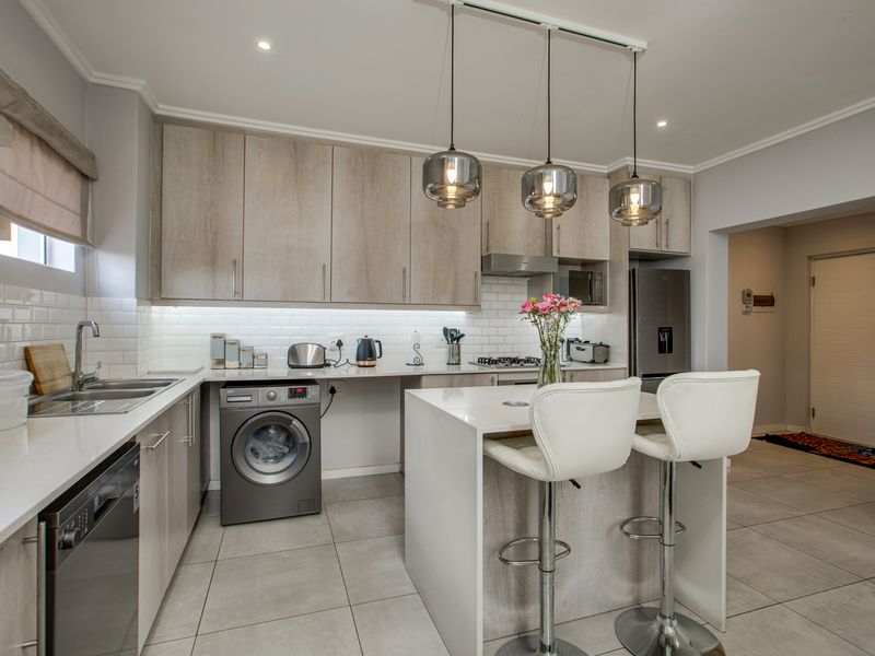 Exclusive Mandate | Modern 2 Bed En-Suite Loft Apartment in Morningside - Photo 5
