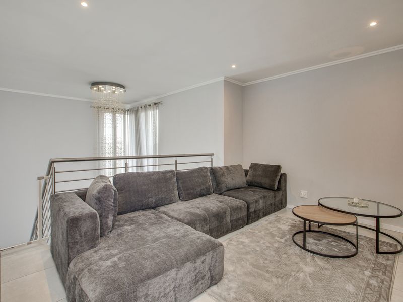 Exclusive Mandate | Modern 2 Bed En-Suite Loft Apartment in Morningside - Photo 10