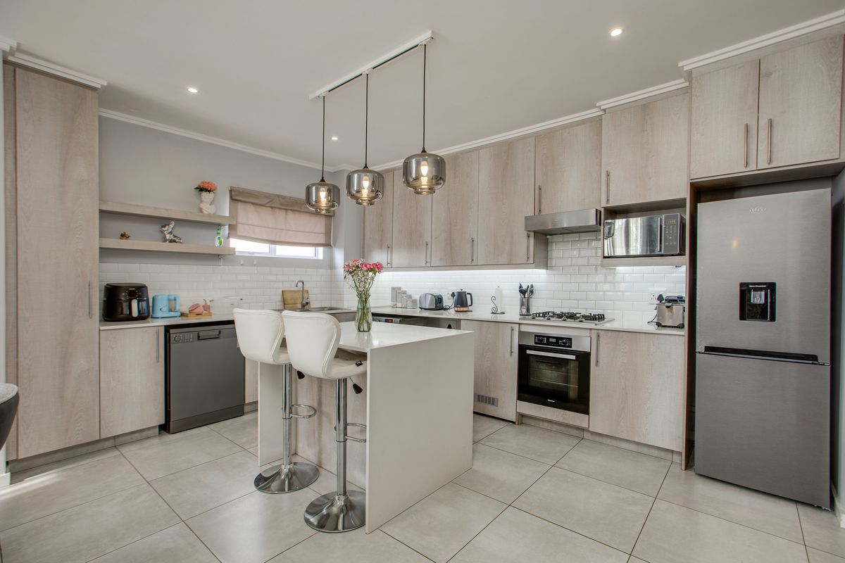 Exclusive Mandate | Modern 2 Bed En-Suite Loft Apartment in Morningside - Photo 4