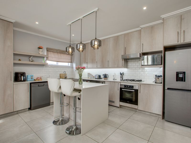 Exclusive Mandate | Modern 2 Bed En-Suite Loft Apartment in Morningside - Photo 4