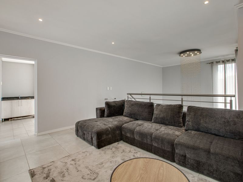 Exclusive Mandate | Modern 2 Bed En-Suite Loft Apartment in Morningside - Photo 9