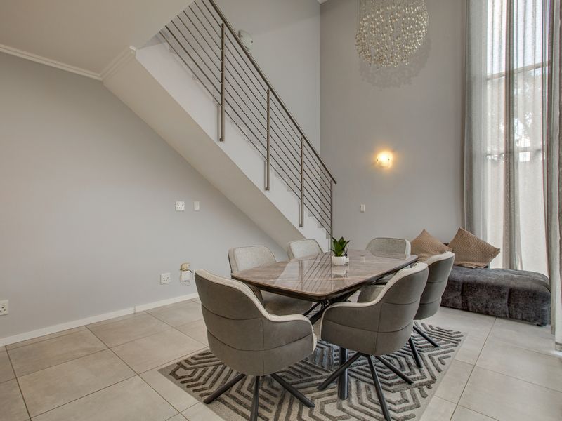 Exclusive Mandate | Modern 2 Bed En-Suite Loft Apartment in Morningside - Photo 8