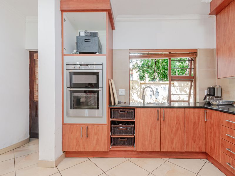 5 Bedroom Home with Inverter - Photo 9