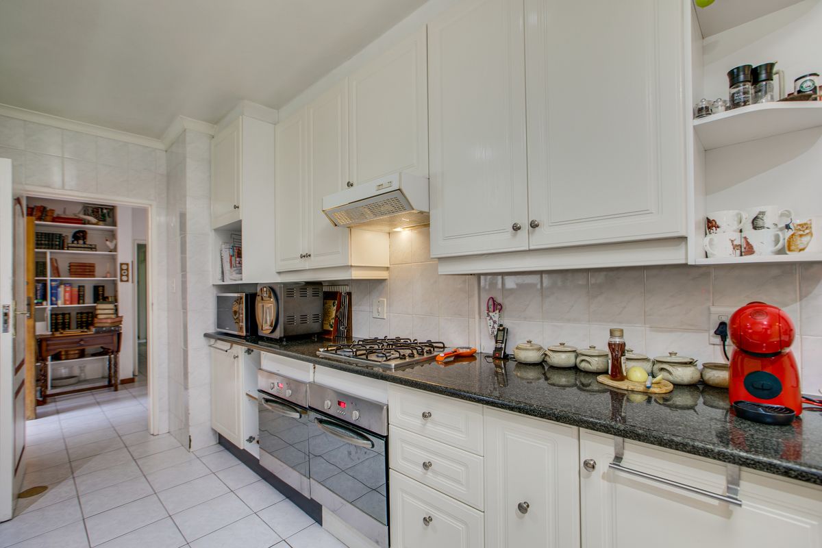 Versatile Living in Hamilton Enclosure - Photo 3