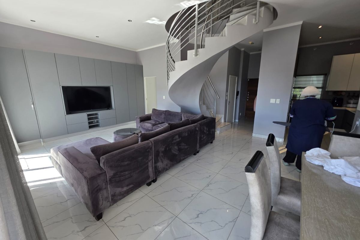 3 Bed Apartment with Outstanding Views - Photo 3