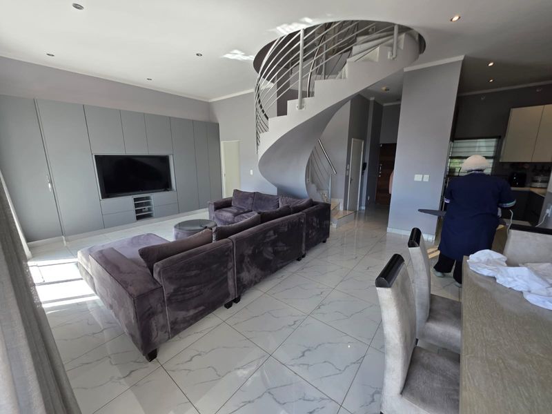 3 Bed Apartment with Outstanding Views - Photo 3