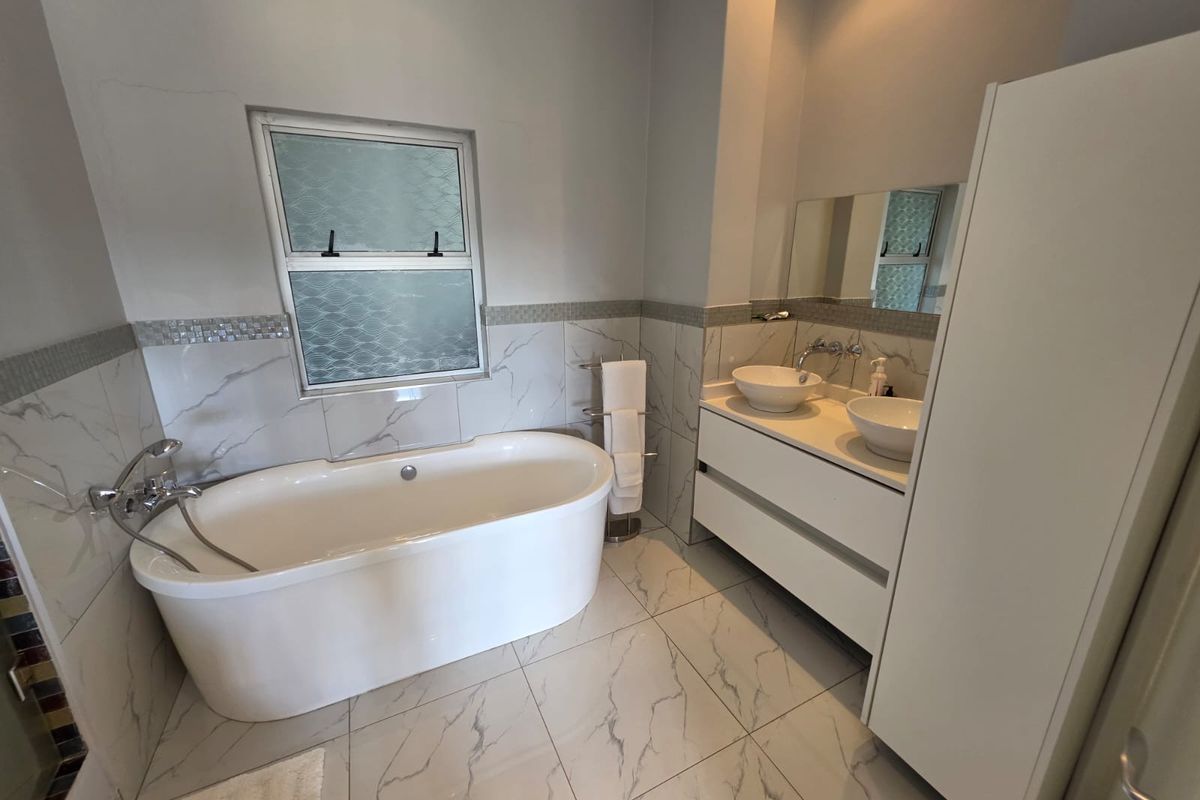 3 Bed Apartment with Outstanding Views - Photo 4