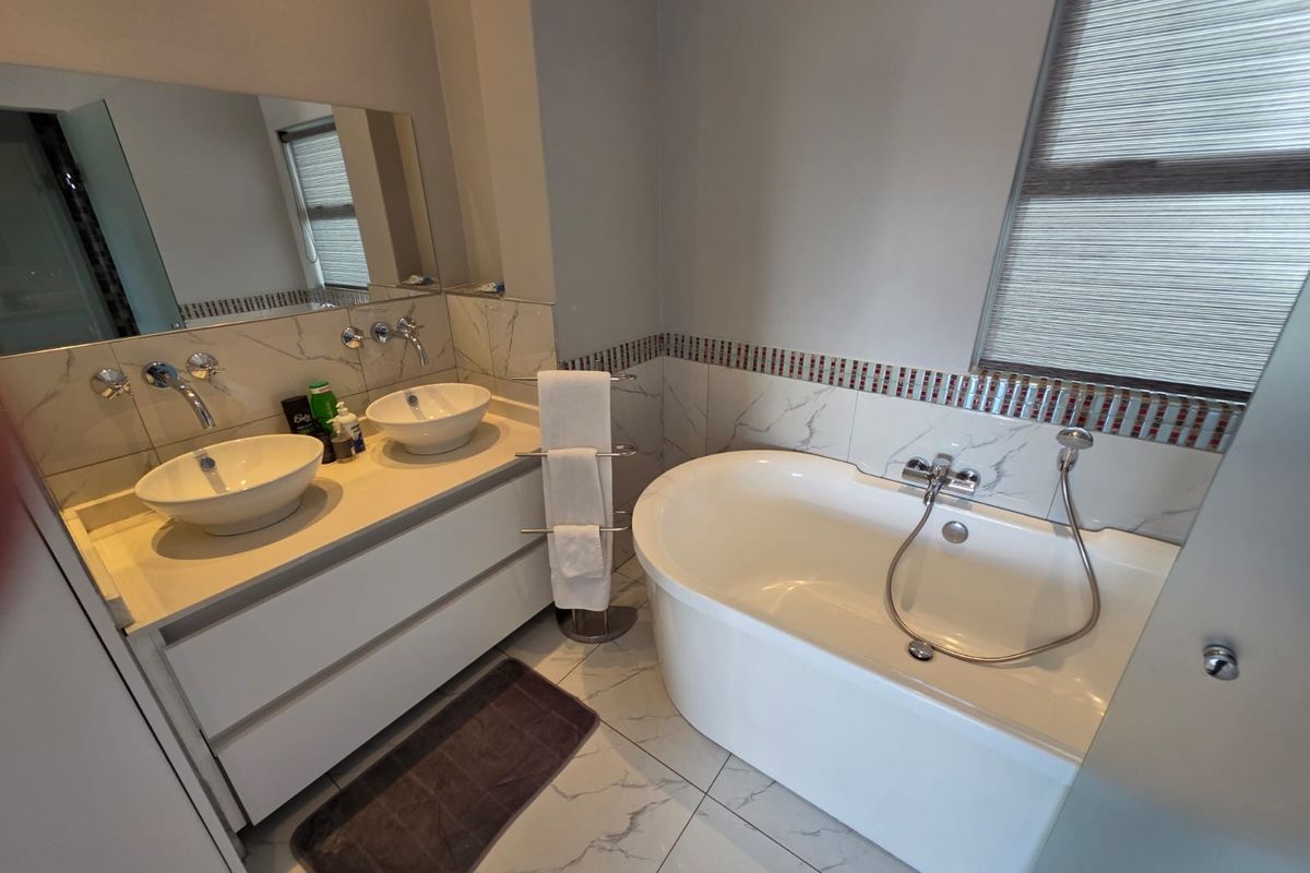 3 Bed Apartment with Outstanding Views - Photo 5