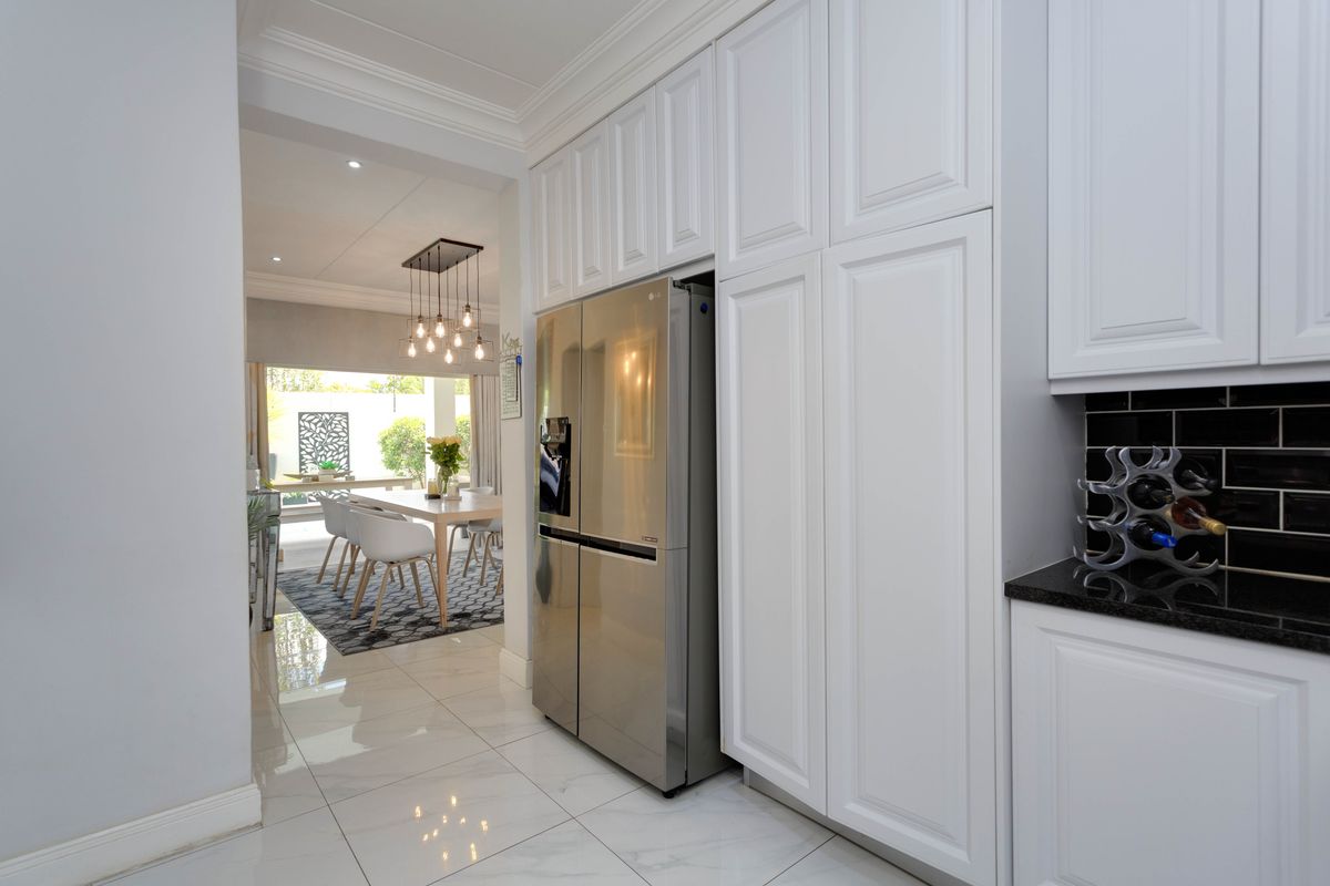Elegant Triple-Storey Townhouse Offering Sophisticated Estate Living - Photo 5