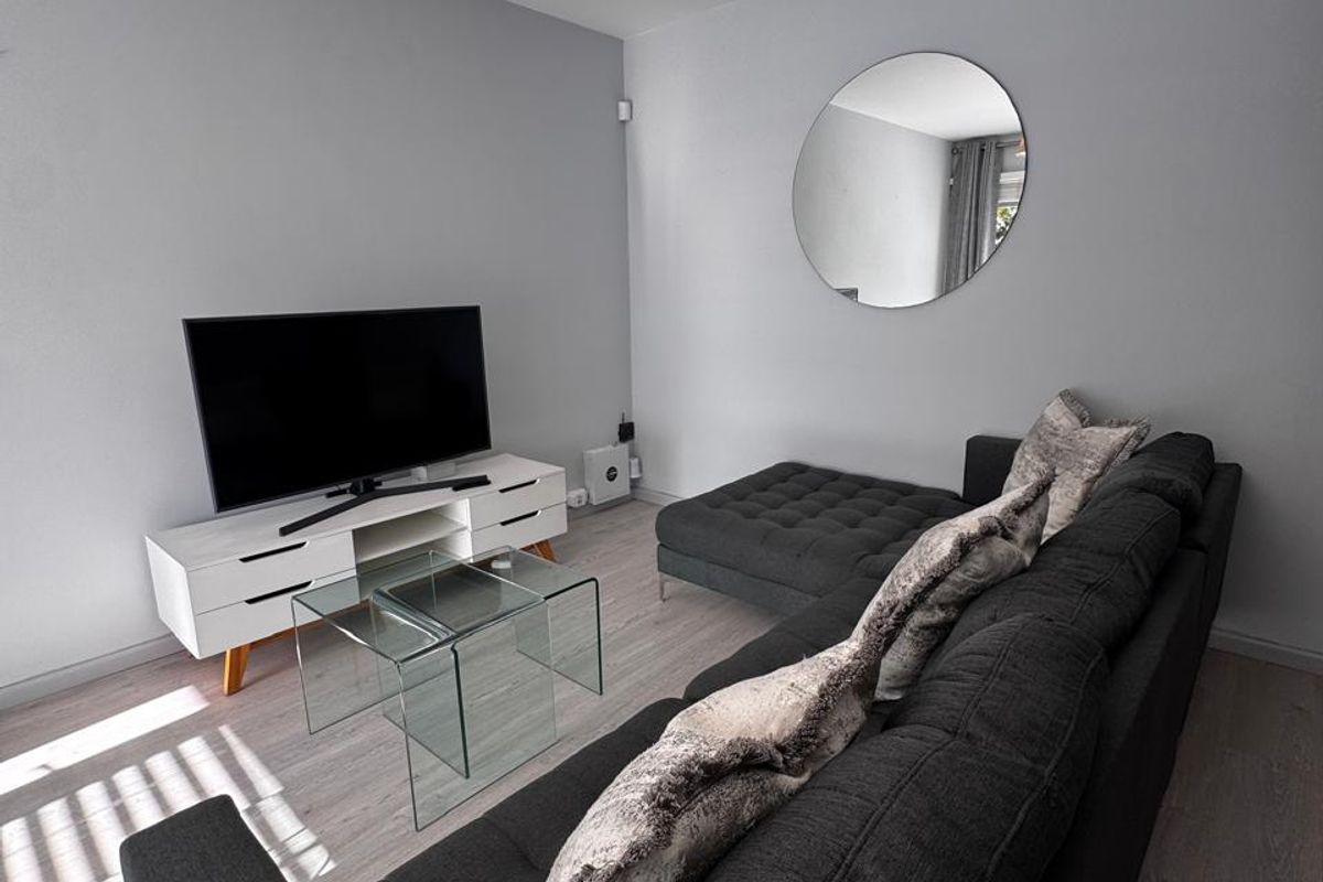 FULLY FURNISHED, AVAILABLE IMMEDIATELY - CENTRALLY POSITIONED - WITH PARKING - Photo 2