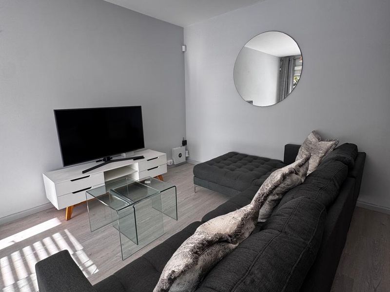FULLY FURNISHED, AVAILABLE IMMEDIATELY - CENTRALLY POSITIONED - WITH PARKING - Photo 2