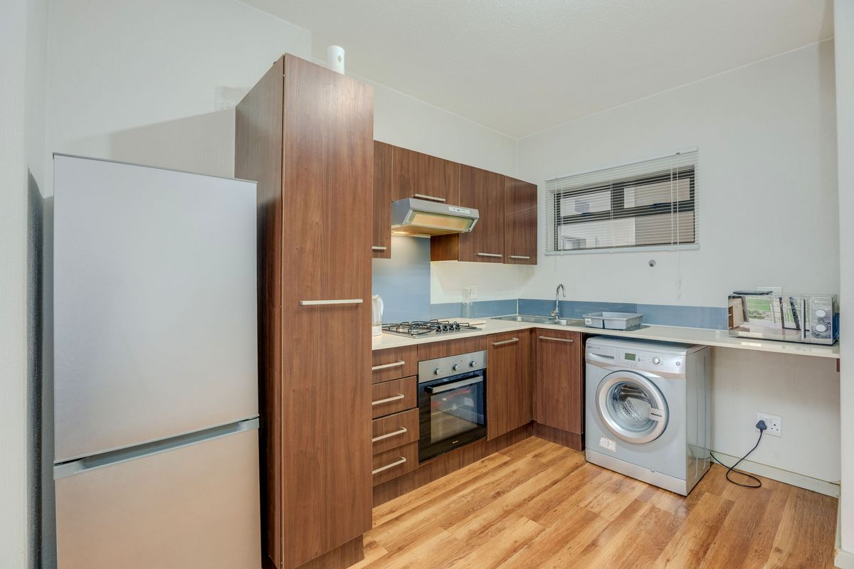 Charming 2 bed, 1 bath apartment Sanctuary - Photo 2