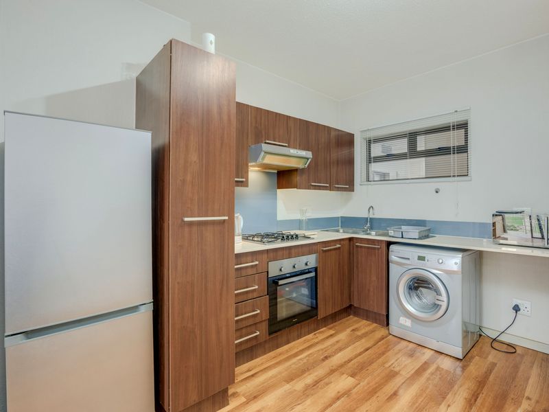 Charming 2 bed, 1 bath apartment Sanctuary - Photo 2