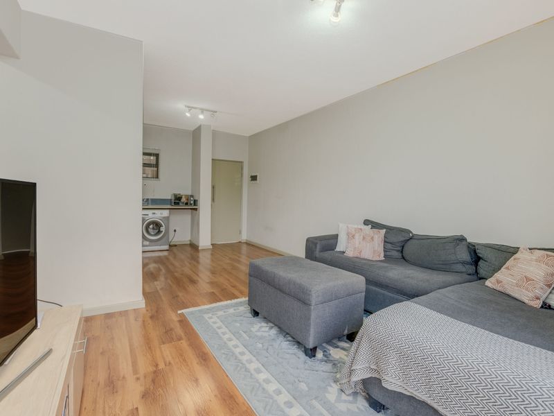Charming 2 bed, 1 bath apartment Sanctuary - Photo 8