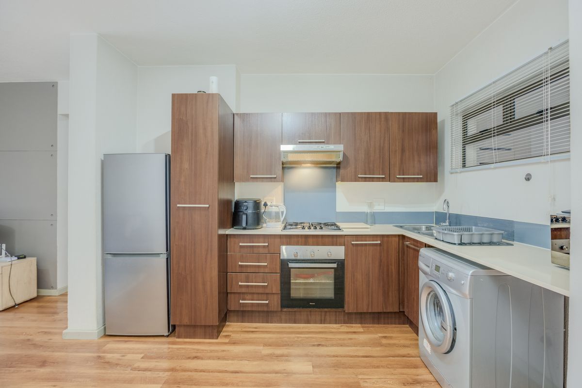 Charming 2 bed, 1 bath apartment Sanctuary - Photo 3
