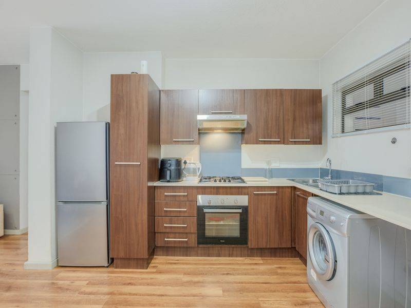 Charming 2 bed, 1 bath apartment Sanctuary - Photo 3